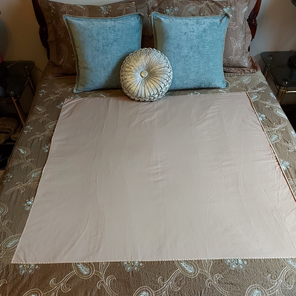 Queen Duvet Cover, 2 Shams & 2 Curtain Panels.